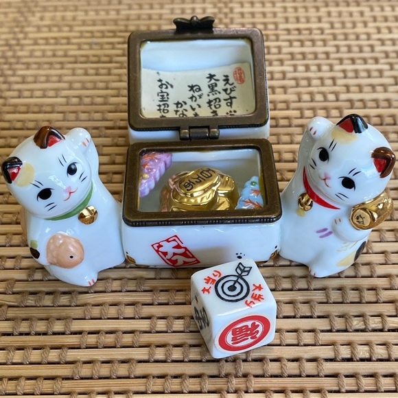 Maneki Neko Lucky Cats w/ Ryo Coins & Dice – Japanese Yakushi Kiln Figurine - Picture 1 of 14